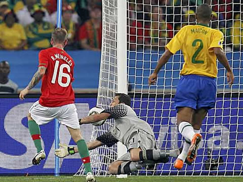 Júlio César evitou a derrota Brasileira em lance com Raul Meireles