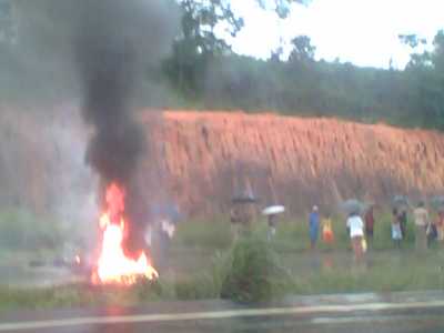 Moradores fazem protesto na BR-040