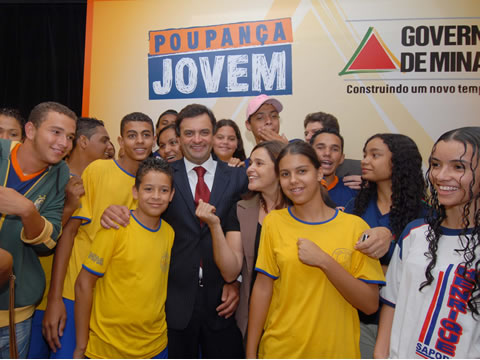 Governador Aécio Neves entre alunos do programa