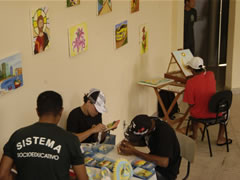 Adolescente cumprem medida socioeducativa de internação em uma aula de pintura