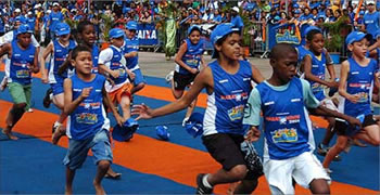 Pais e amigos torceram pelos meninos e meninas, que transformaram o asfalto em pista de esportes e de sadia competição