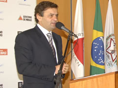 O governador Aécio Neves durante lançamento do projeto em Belo Horizonte