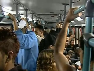 Usuários convivem com a superlotação no transporte público 