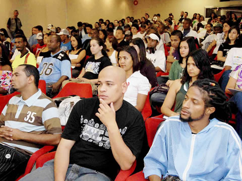 Jovens durante a apresentação do Projeto