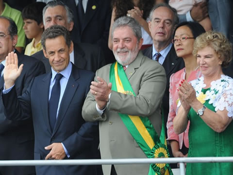 Os presidentes Nicolas Sarkozy, da França, e Luiz Inácio Lula da Silva, e a primeira-dama Marisa Letícia, acompanhados de autoridades, assistem ao desfile de 7 de Setembro na Esplanada dos Ministérios