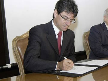 Secretário Maurício Campos Júnior assina o Protocolo de Intenções entre a Seds e o TJMG