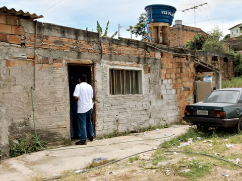 Residência onde a polícia flagrou maus-tratos contra crianças