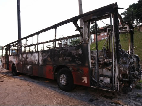 Coletivo foi incendiado por homens encapuzados no túnel da Lagoinha