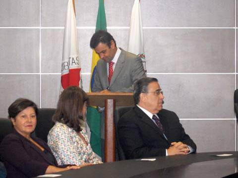 Governador Aécio Neves durante assinatura de criação de comissão