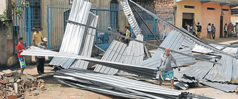 Moradores e fiéis passaram a manhã ajudando a retirar as telhas de alumínio (FOTO: JOÃO GODINHO)