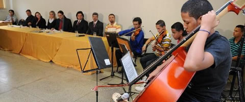 Apresentações musicais de alunos da Cidade dos Meninos São Vicente de Paulo abriram a reunião (Foto: Guilherme Dardanham)