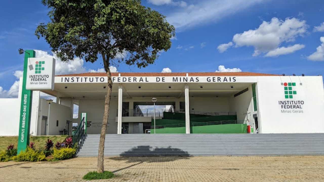 Rede Globo > sou professor - Oficina de xadrez em escola pública é motivo  de orgulho para professor